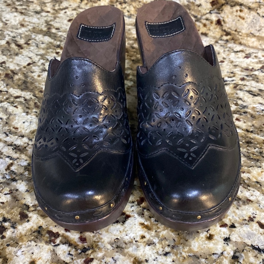 Indigo by Clarks women’s clogs Black leather size 8M.  Gently Used.